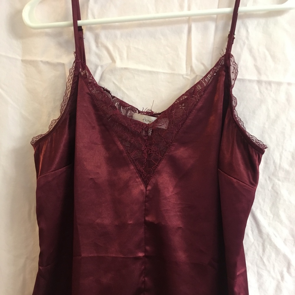 Satin burgundy tank top with lace